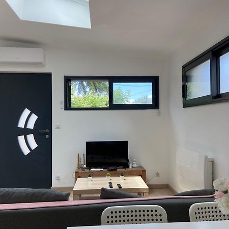 Appartement Paisible Proche Centre Ville Bron Exterior foto